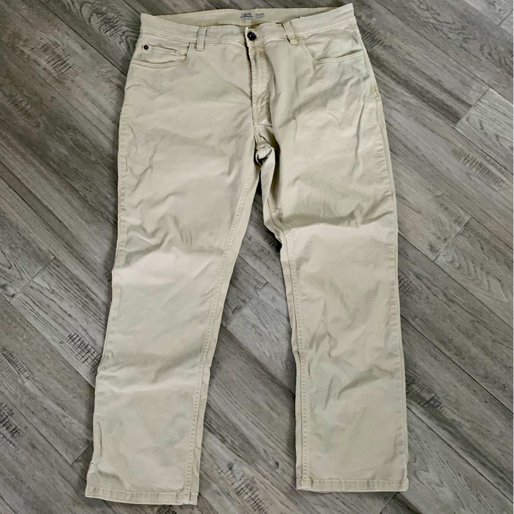 IZOD Chino Pant - size 36x30. Great condition!